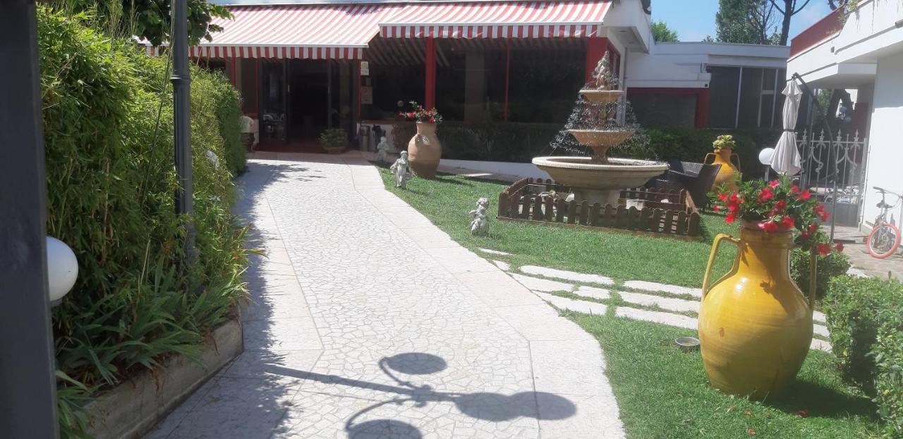 Hotel De Amicis Riccione Exterior foto