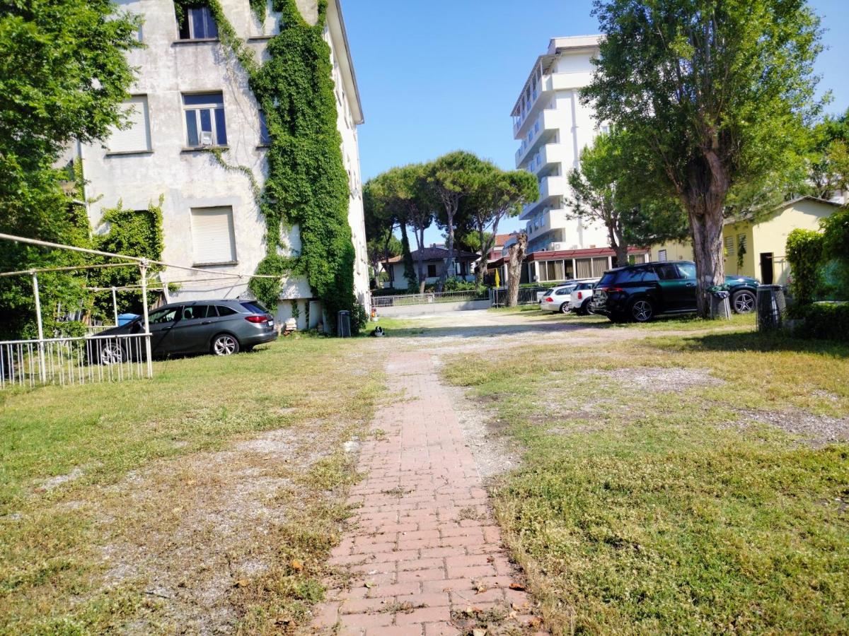 Hotel De Amicis Riccione Exterior foto
