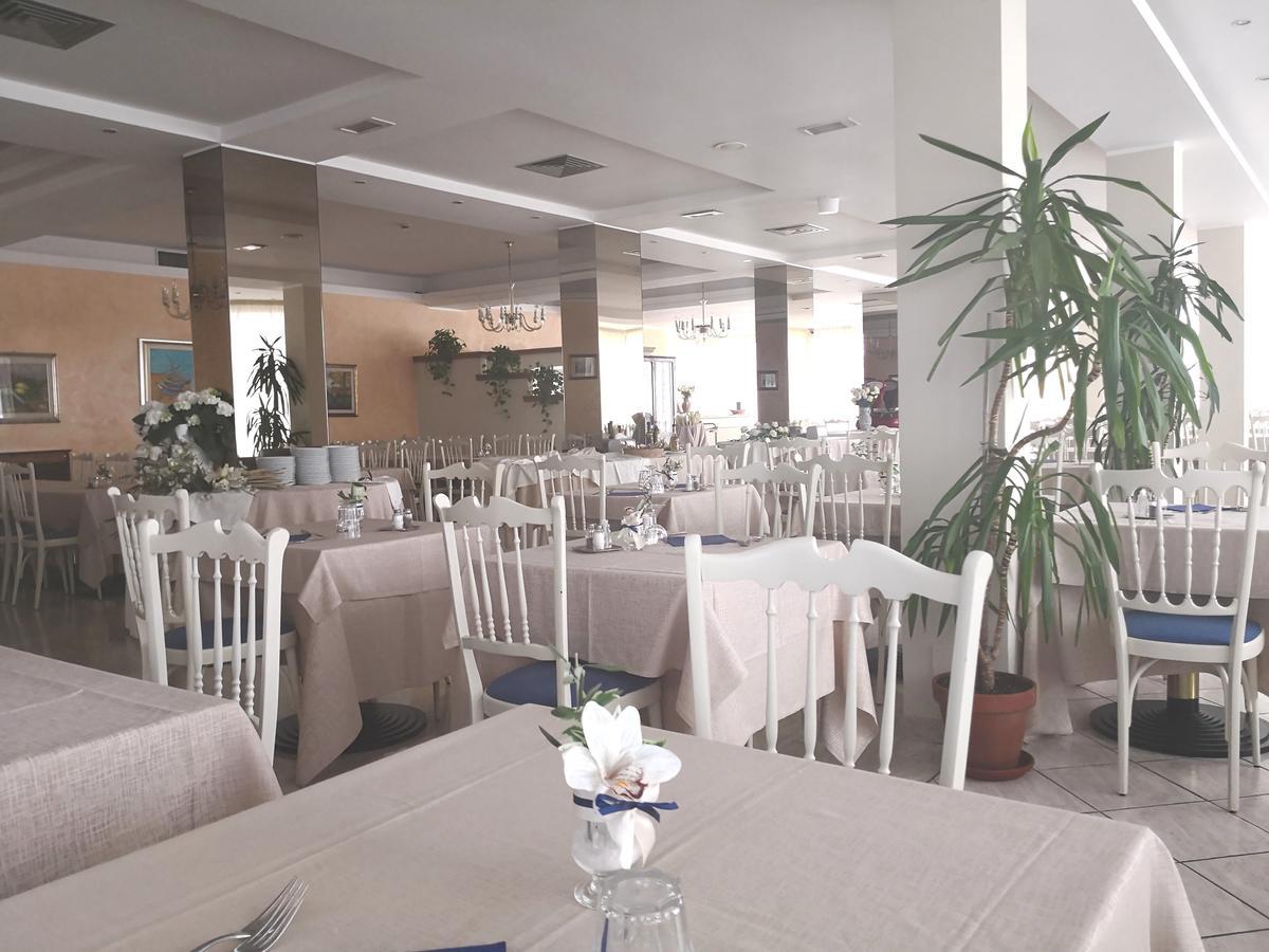Hotel De Amicis Riccione Exterior foto