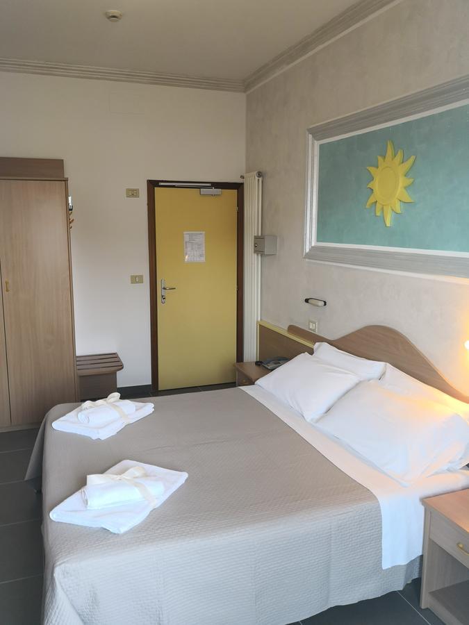 Hotel De Amicis Riccione Exterior foto