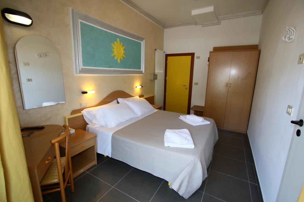 Hotel De Amicis Riccione Exterior foto